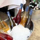 Weinflaschen mit Eis gekühlt in einer Zinkwanne