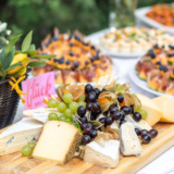 Detailbild des Buffets mit Käse, Trauben und Fingerfood