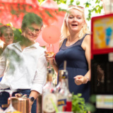 2 Frauen lächeln in die Kamera