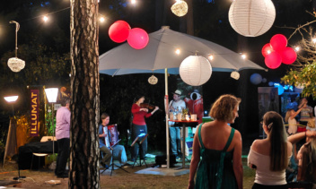 Beim Fest abends im Garten. Lampen in den Bäumen. DieBand Ratatouille spielt im Hintergrund.