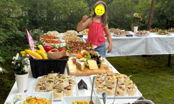 Tische im Garten mit Fingerfood-Buffet