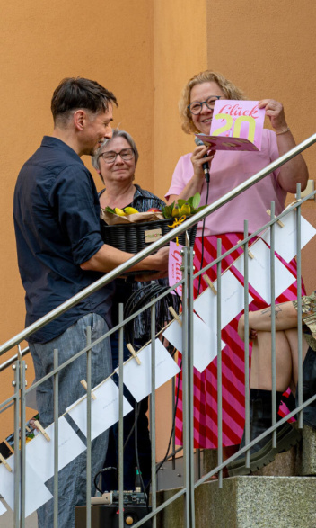 Sandstein Kultur überreicht SandsteinNM ein Geschenk
