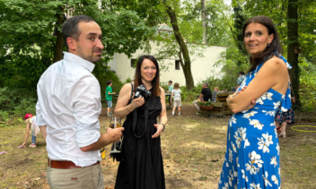 2 Frauen und ein Mann im Garten zur 20-Jahr-Feier von SandsteinNM