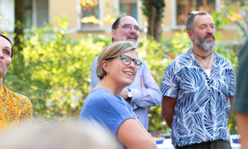 2 Frauen und 2 Männer im Garten zur 20-Jahr-Feier von SandsteinNM