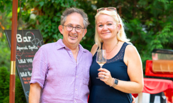 Ein Mann und eine Frau lächeln in die Kamera