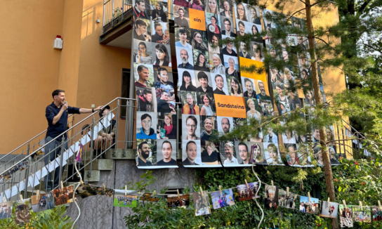 Geschäftsführer Markus Pieper steht auf der Treppe und hält eine Rede