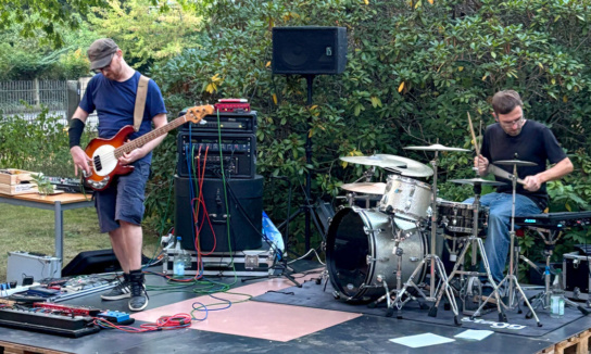 Kleine Bühne mit 2-Personen-Band Mitropa zu sehen