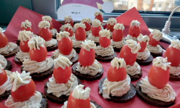 Schnittchen in Form von Nikolausmützen