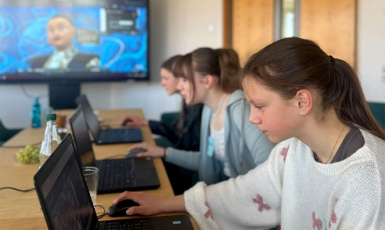 Girls Day: 3 Mädchen sitzen am Rechner