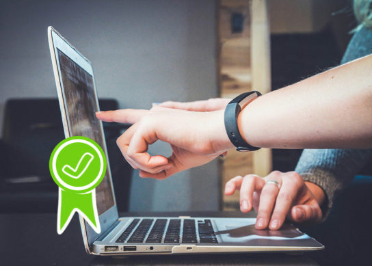 Collage: Finger zeigen auf Monitor eines Laptops
