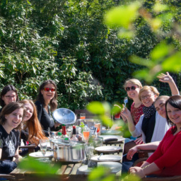 Mittagstisch im Sandstein-Garten mit vielen Personen