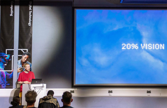 Justus bei einem Vortrag