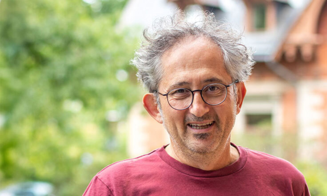 Portrait von einem Mann mit grauen Haaren und Brille