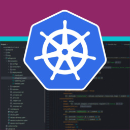 Grafische Collage des Kubernetes Bildlogos mit Code im Hintergrund