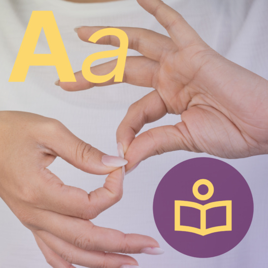Grafik: Zwei Hände machen den Buchstaben A in Gebärdensprache. Links oben ist ein großes A und eine kleines a. Rechts unten ist ein Symbol für ein Buch.