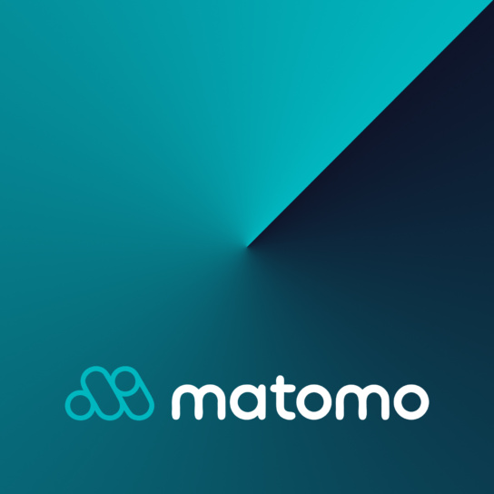 Hauptbild mit dem Logo vom "Matomo". Im Hintergrund ein Schwarz-Hellblau-Verlauf
