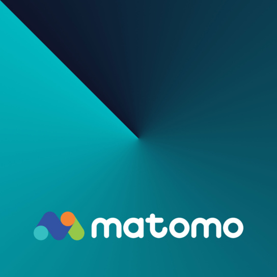Hauptbild mit dem Logo vom "Matomo". Im Hintergrund ein Schwarz-Hellblau-Verlauf