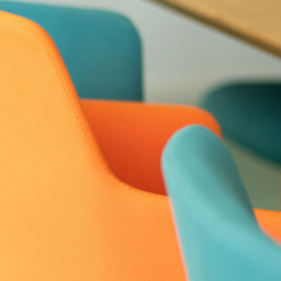 detailansicht der rückenlehnen der stühle