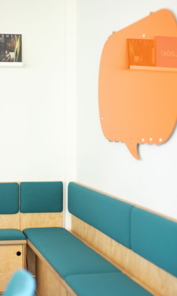 Besprechungsraum Obergeschoss: Detail Blick auf das beschreibbare Board im Form einer Sprechblase