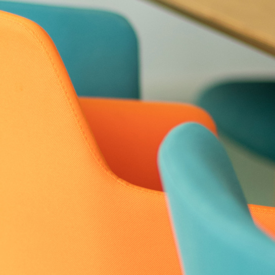 detailansicht der rückenlehnen der stühle