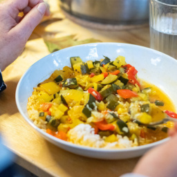 Ein Teller mit selbst gekochter Ratatouille.