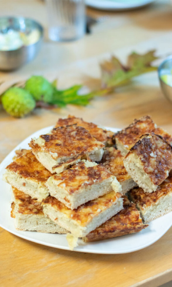 Ein Teller mit selbst gemachtem Zwiebelkuchen.