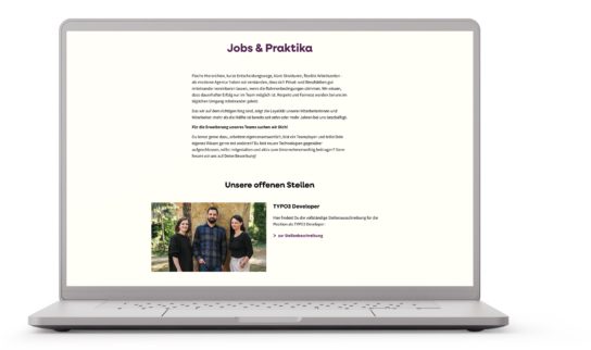 Screenshot: Jobseite der sandstein.de Website abgebildet auf einem Laptop