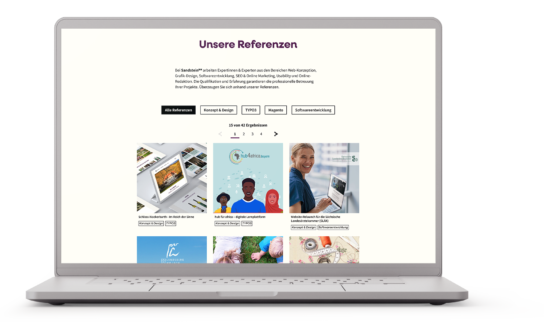 Screenshot: Referenzseite der sandstein.de Website abgebildet auf einem Laptop