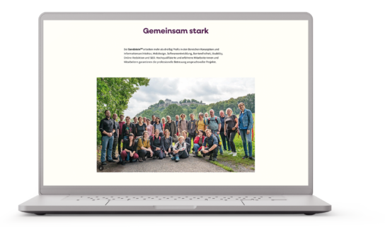Screenshot: Über-uns-Seite der sandstein.de Website abgebildet auf einem Laptop