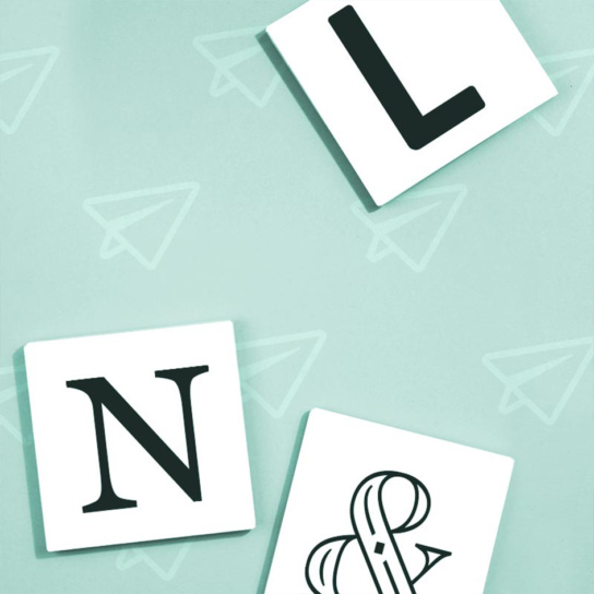 Grafik: N, L und das &-Zeichen, welche in weißen Kästchen auf einem türkisen Hintergrund mit Papierfliegern abgebildet sind.