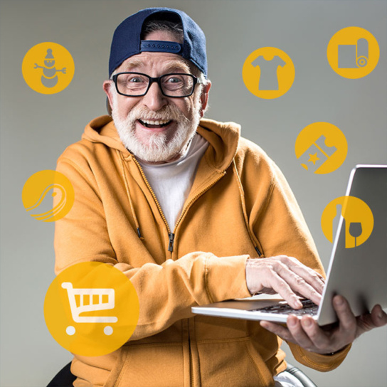 Foto Älterer Mann mit Laptop. Um ihn herum gelbe Online-Shop Icons.