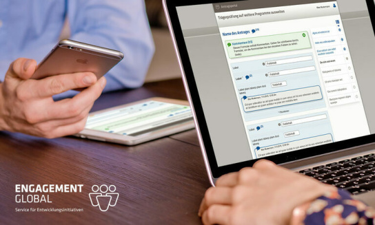 Grafik: Tablet und Smartphone mit Händen