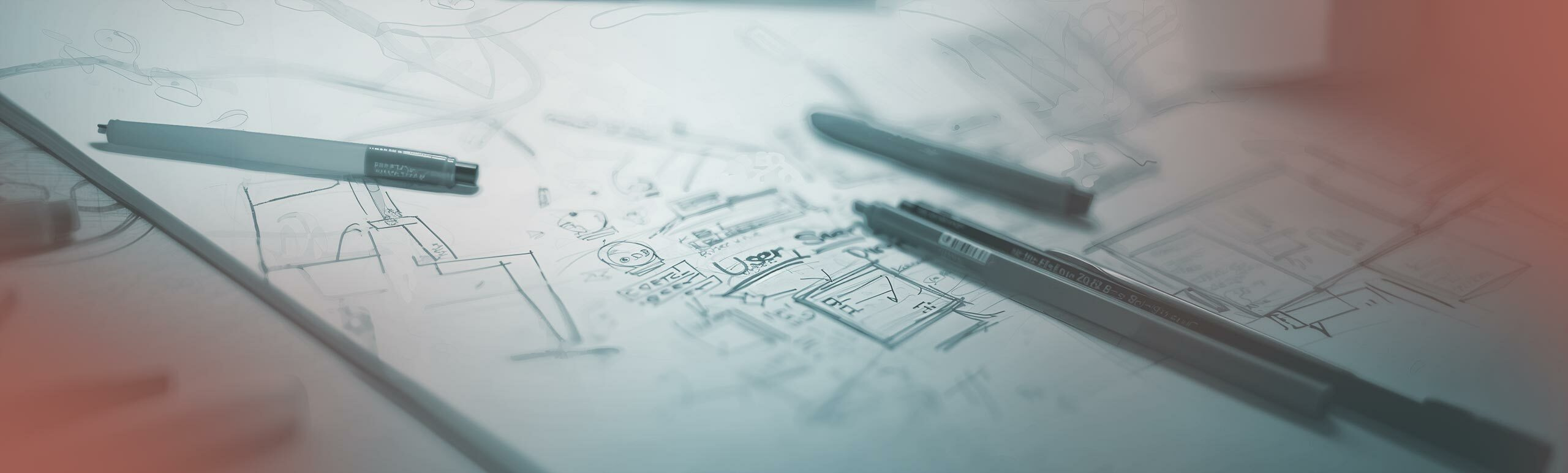 Foto: Wireframe auf Papier und Stifte