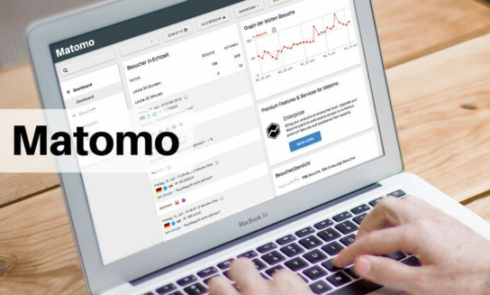 Foto: Zwei Hände bedienen einen Laptop mit Web-Controlling Tool Matomo.