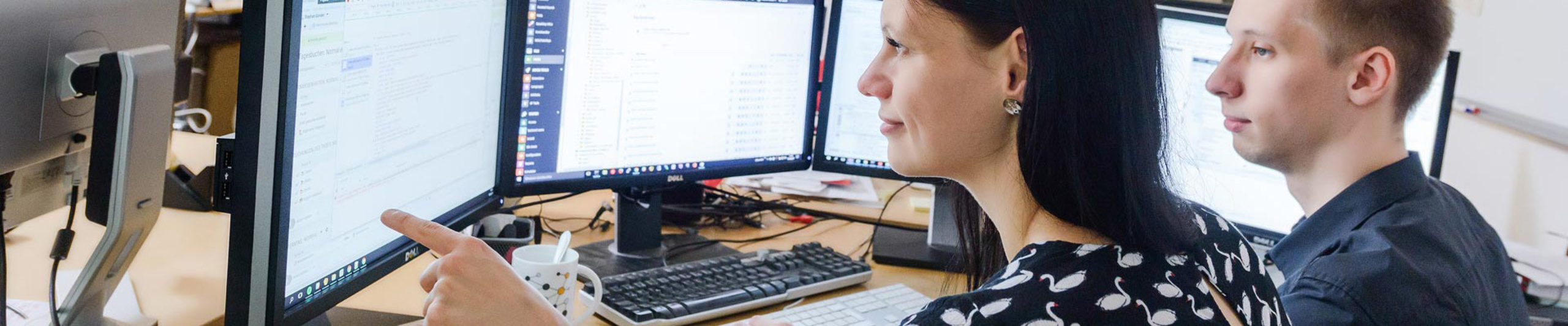 Foto: Zwei Personen programmieren