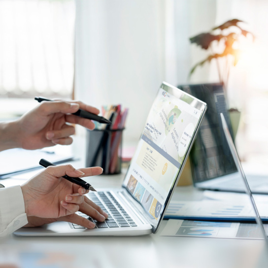 Foto: Laptop mit Screen der DVV Website