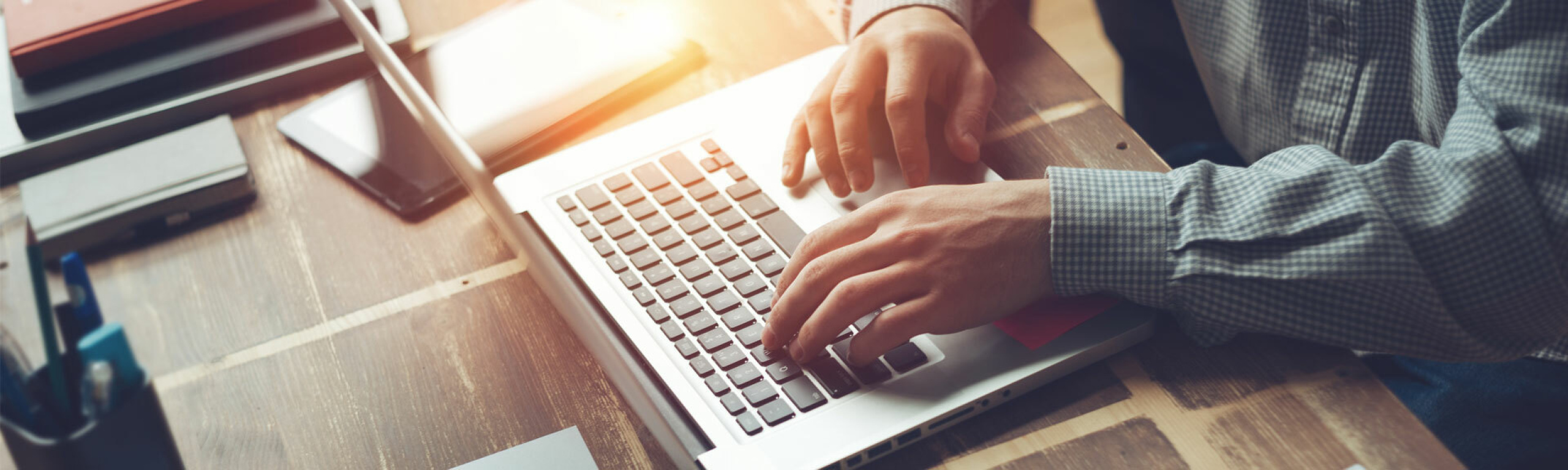 Foto: Zwei Hände bedienen Laptop