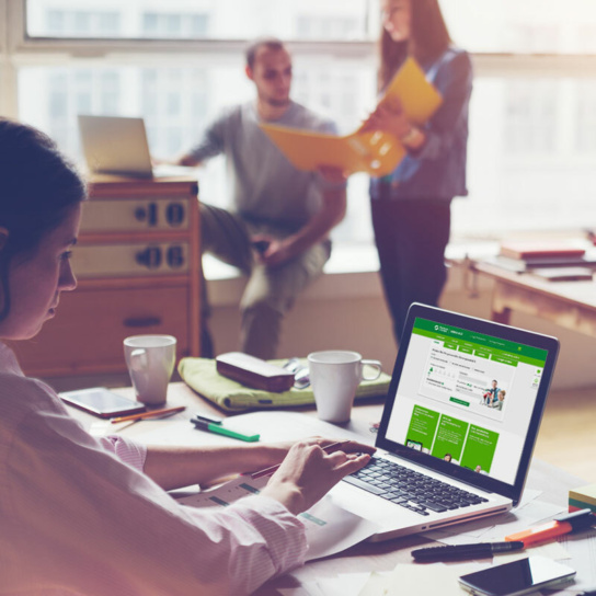 Foto: Frau testet Website an einem Laptop.