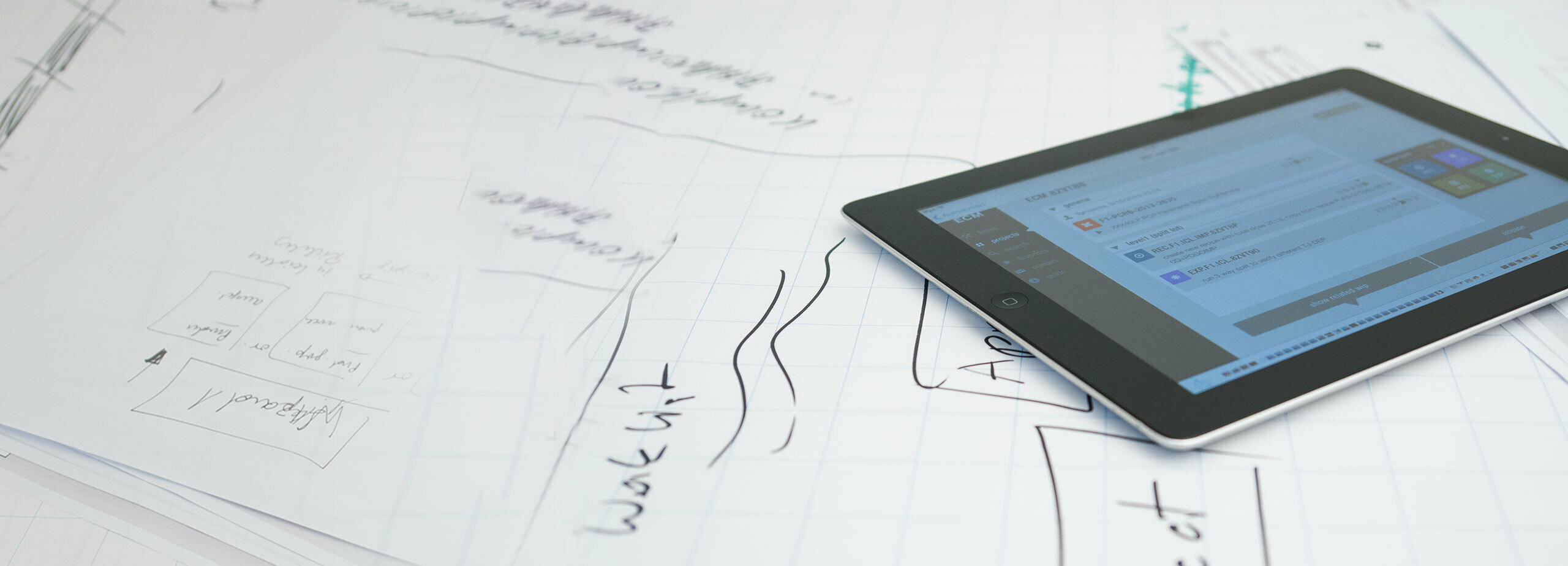 Foto: Tablet auf Skizzen zum Projekt