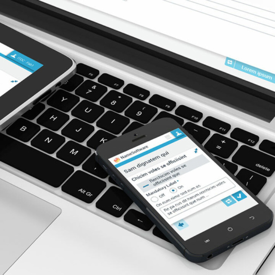 Foto: Ein Laptop und ein Smartphone.