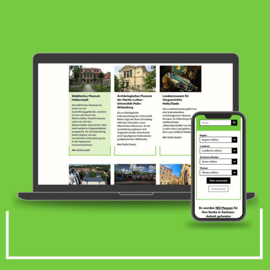 Titelbild: Laptop und Smartphone mit der Website des Museeumsverbandes Sachsen-Anhalts