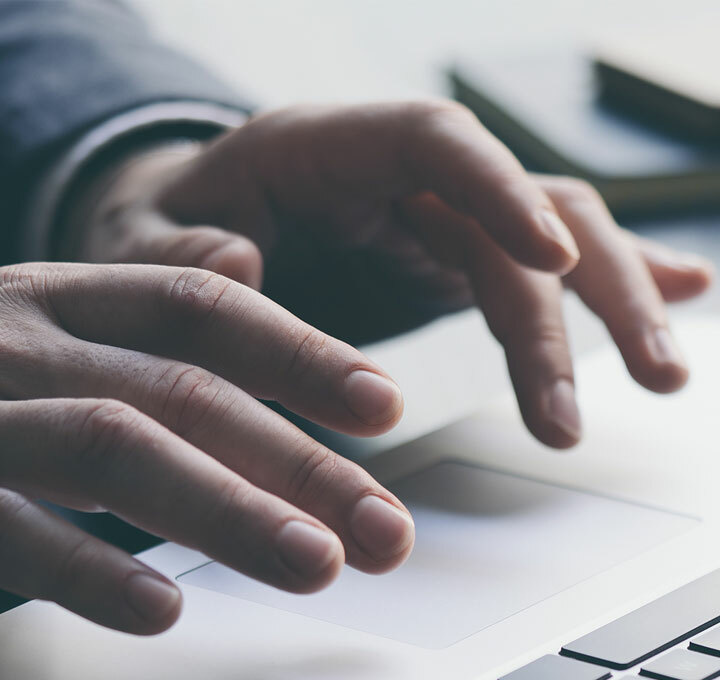 Foto: Hände auf einer Tastatur