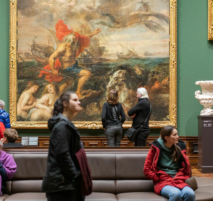 Foto: Personen in der Gemäldegalerie Alte Meister