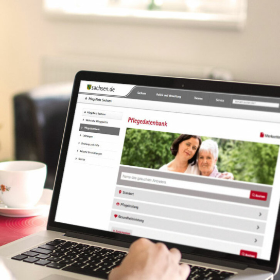 Foto: Laptop mit Website des PflegeNetz