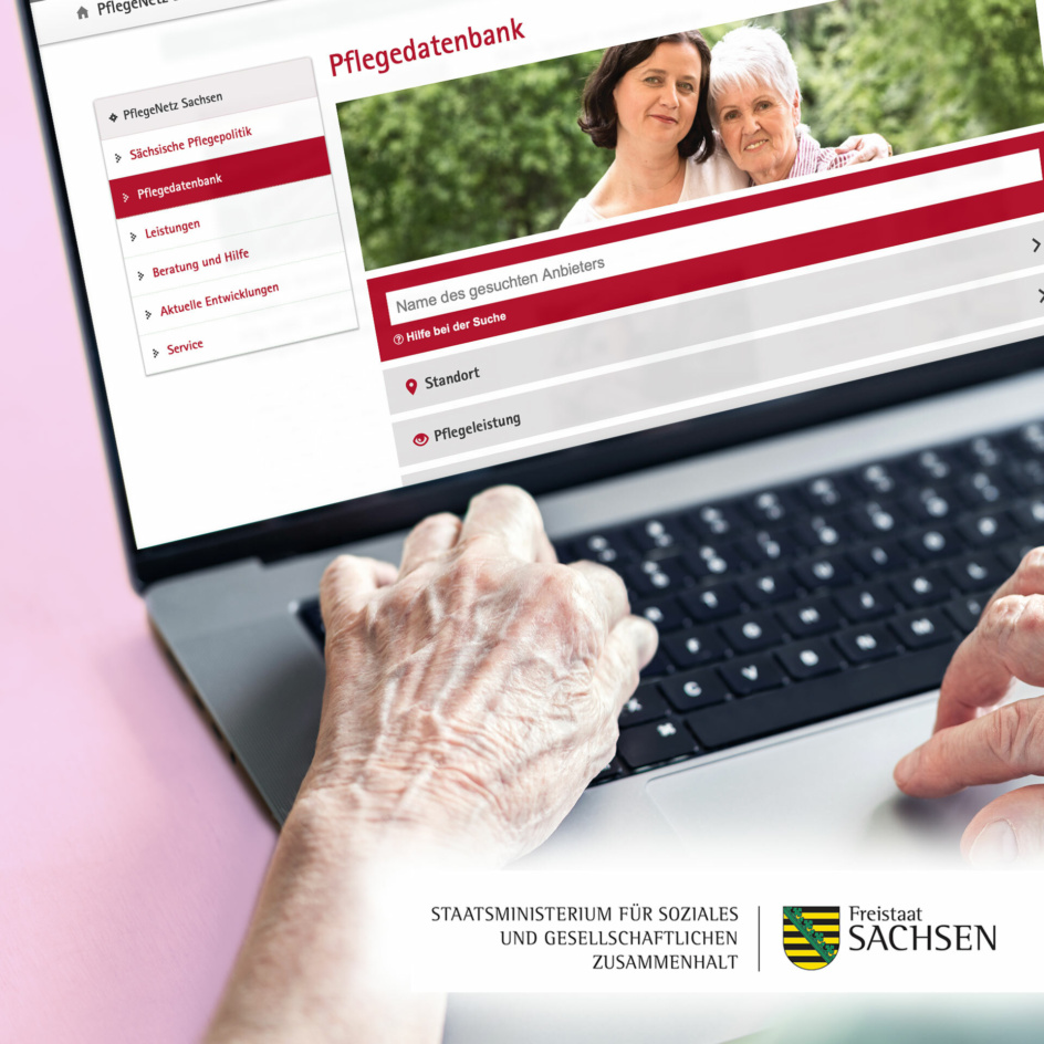 Foto: Laptop mit Website des PflegeNetz und Logo Freistaat Sachsen