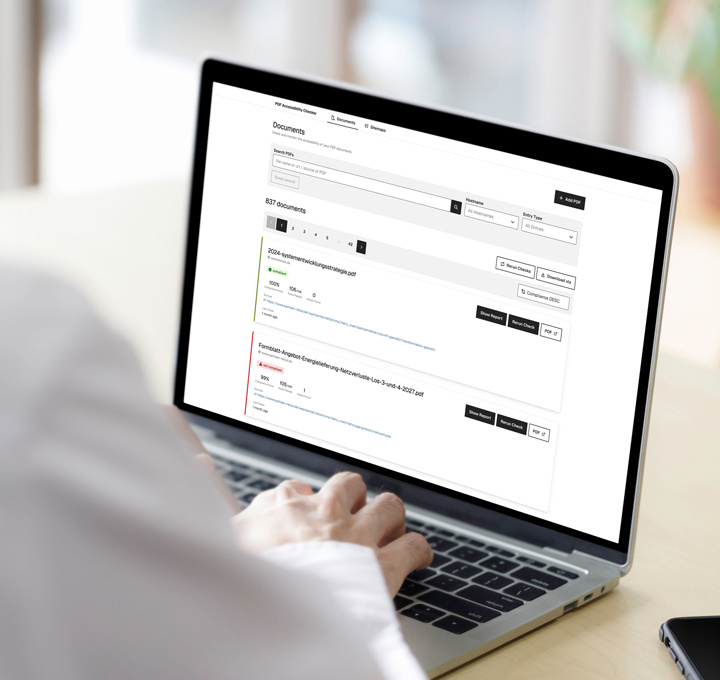 Foto: Person am Laptop mit geöffneter Webseite zur Dokumentenprüfung