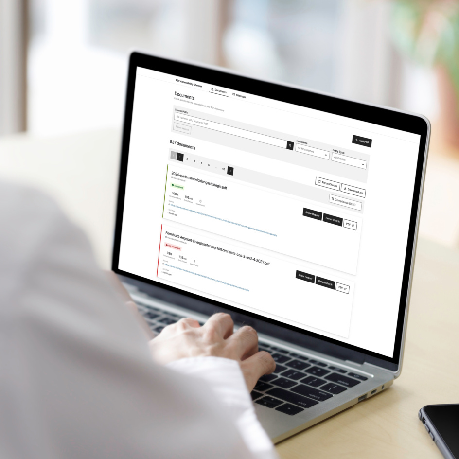 Foto: Person am Laptop mit geöffneter Webseite zur Dokumentenprüfung