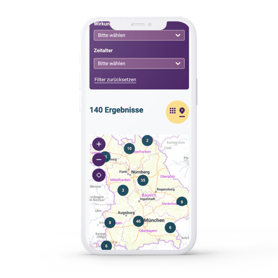 Smartphone-Mockup mit der mobilen „FrauenOrte Bayern“-Suche. Oben Filter, darunter „140 Ergebnisse“ und eine Karte von Bayern mit Cluster-Punkten und Zoom-Buttons.