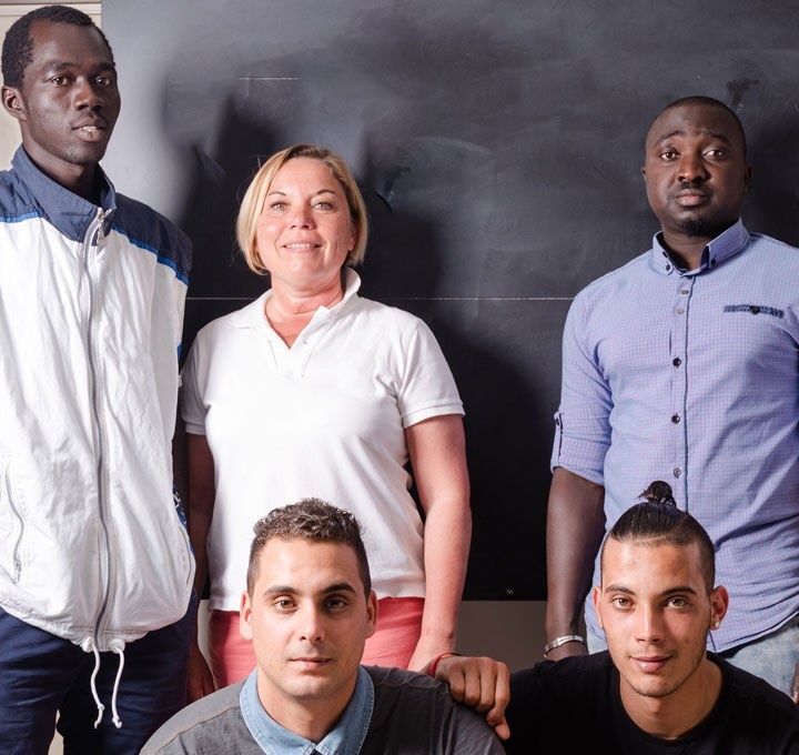 Foto: Personen vor einer Tafel