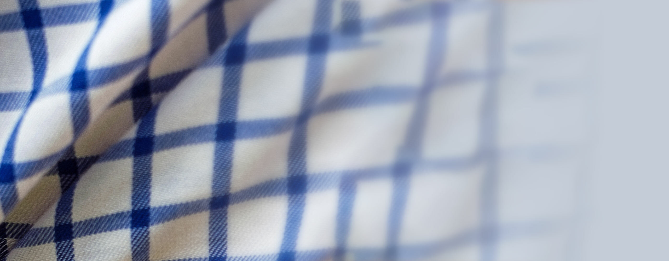 Foto: blaue Vierecke auf weißem Grund